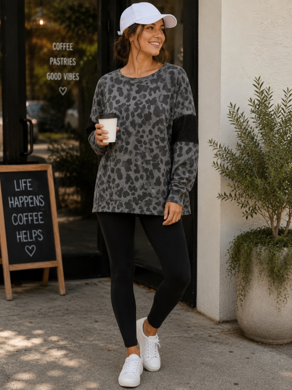 Up Scale Sweashirt in Black